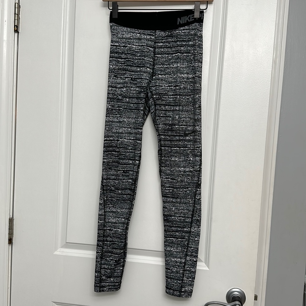 Black and white NIKE PRO leggings. Size S.